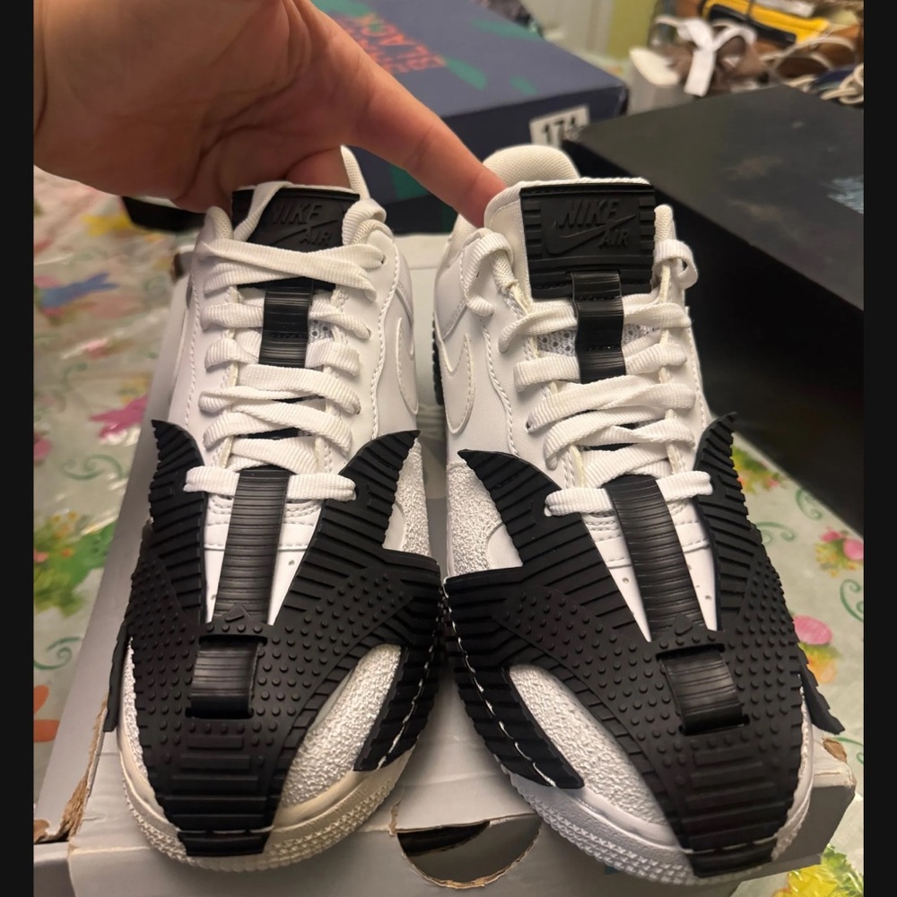 Nike Air Force One ( uk release) sz 6.5 youth or 8 women new in box rare !!!!